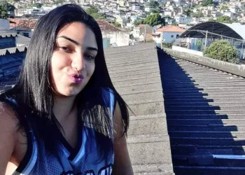 TETO DE SUPERMERCADOS DESABA APÓS JOVEM SUBIR PARA TIRAR SELFIE NO RIO( FOTOS)