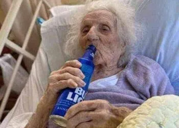 UMA SENHORA DE 103 ANOS, COMEMORA CURA DO COVID-19 BEBENDO CERVEJA