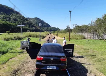 Prefeito de Mangaratiba bloqueia passagem de trem da Vale com seu próprio carro( fotos)