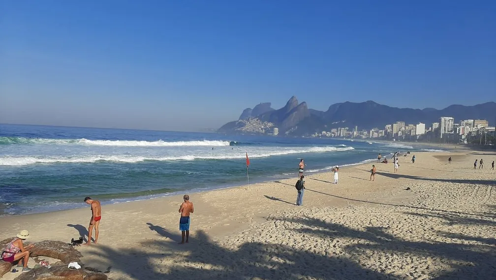 Cariocas voltam à orla no início da reabertura no Rio: FOTOS