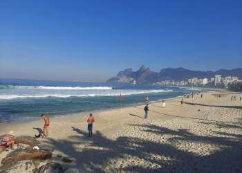 Cariocas voltam à orla no início da reabertura no Rio: FOTOS