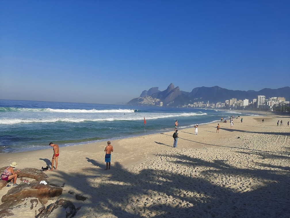Cariocas voltam à orla no início da reabertura no Rio: FOTOS