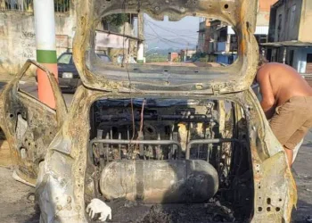 Corpo de PM do batalhão de Copacabana é encontrado em carro incendiado na Baixada