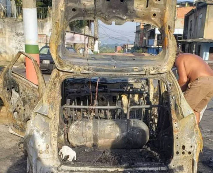 Corpo de PM do batalhão de Copacabana é encontrado em carro incendiado na Baixada