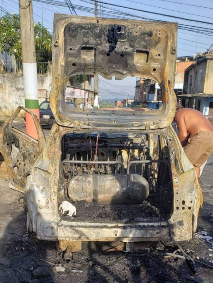 Corpo de PM do batalhão de Copacabana é encontrado em carro incendiado na Baixada