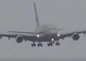 Incrível! Avião atravessa tempestade e é atingido por três raios; vídeo