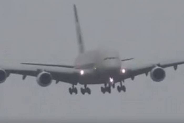 Incrível! Avião atravessa tempestade e é atingido por três raios; vídeo