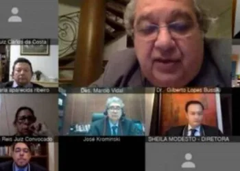 Procurador peida, acaba com sessão no Tribunal de Justiça e vira sensação na internet