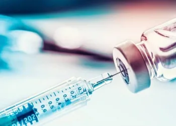 OMS fala pela primeira vez em possibilidade de vacina para este ano