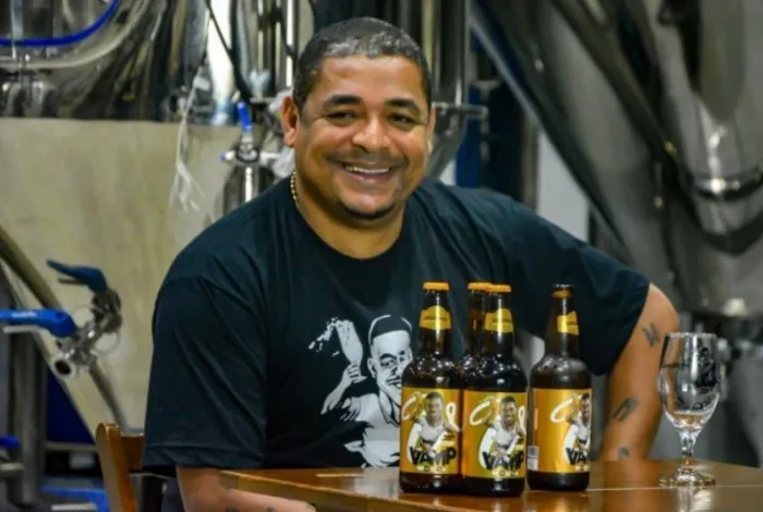 Deputado bolsonarista divulga e-mail e é bombardeado com fotos de Vampeta pelado