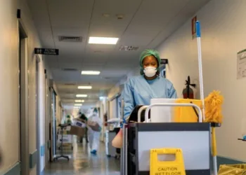 Faxineiros: os heróis que poucos reconhecem nos hospitais