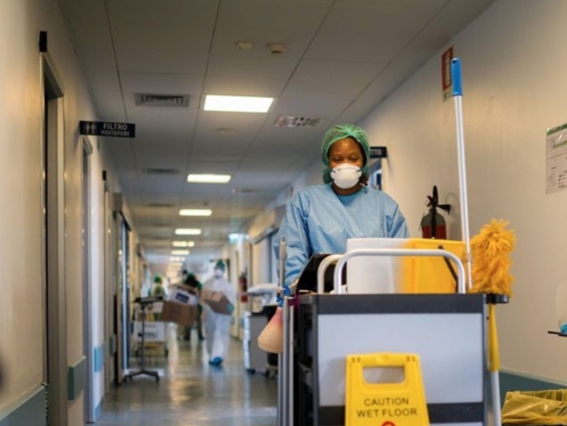 Faxineiros: os heróis que poucos reconhecem nos hospitais