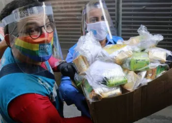 Prefeitura do Rio entrega cestas básicas para trabalhadoras da Vila Mimosa
