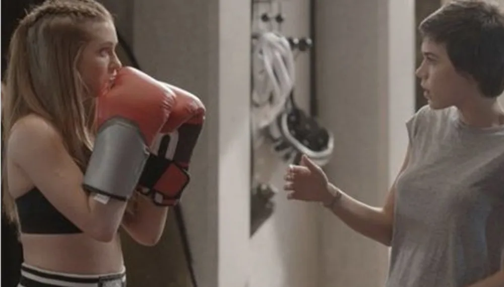 Novela Totalmente Demais: Eliza parte para briga ao ver Jonatas agarrado em Leila