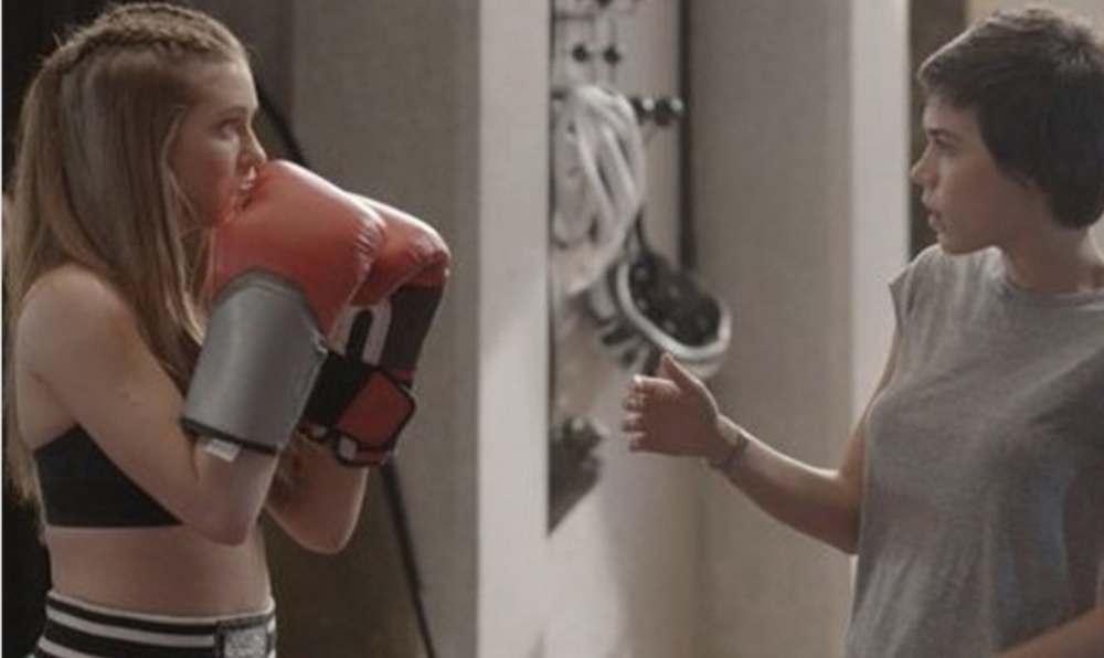 Novela Totalmente Demais: Eliza parte para briga ao ver Jonatas agarrado em Leila