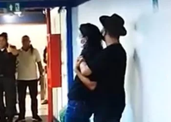 Urgente!! Homem invade a rede Globo e mantém repórter como refém ( video)