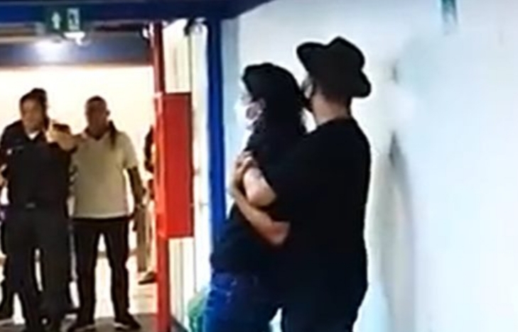 Urgente!! Homem invade a rede Globo e mantém repórter como refém ( video)