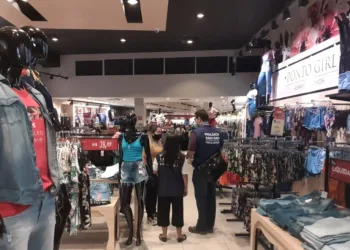 fiscalização em shoppings, multa e interdita lojas por aglomeração