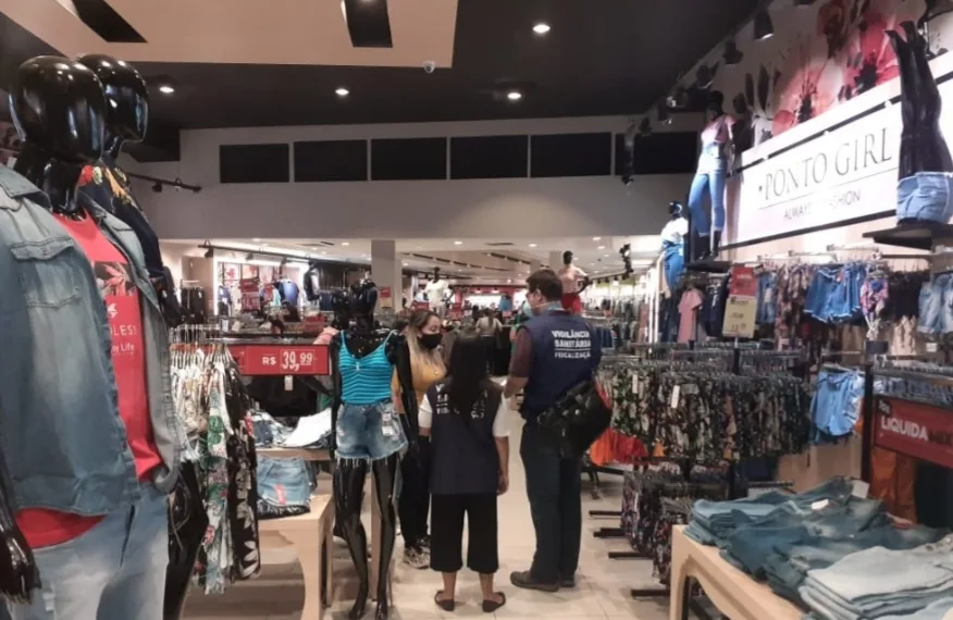 fiscalização em shoppings, multa e interdita lojas por aglomeração