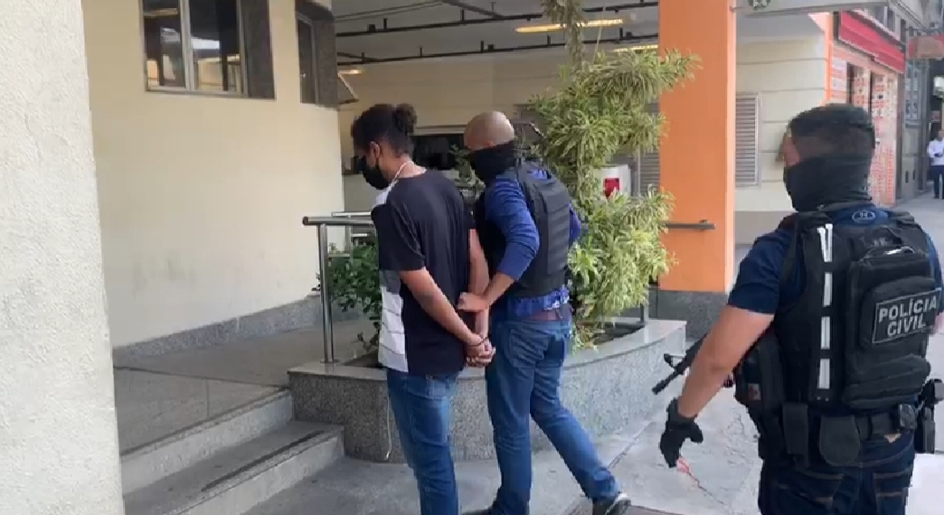 POLÍCIA PRENDE CRIMINOSO PRESTES A COMETER ASSALTO EM RESIDÊNCIA DISFARÇADO DE ENTREGADOR DE PRESENTES NO DIA DOS NAMORADOS NO RJ