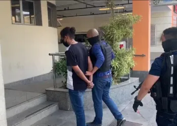 POLÍCIA PRENDE CRIMINOSO PRESTES A COMETER ASSALTO EM RESIDÊNCIA DISFARÇADO DE ENTREGADOR DE PRESENTES NO DIA DOS NAMORADOS NO RJ