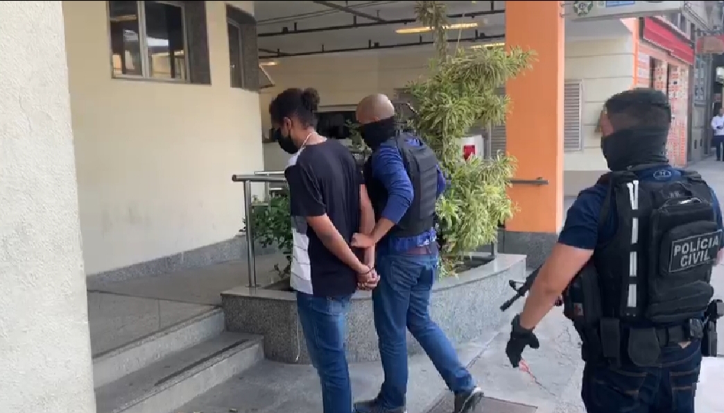 POLÍCIA PRENDE CRIMINOSO PRESTES A COMETER ASSALTO EM RESIDÊNCIA DISFARÇADO DE ENTREGADOR DE PRESENTES NO DIA DOS NAMORADOS NO RJ
