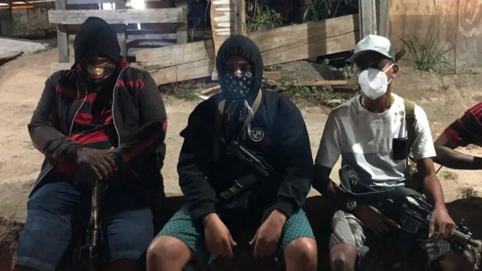 Traficantes do Rio distribuem medicamentos nas favelas