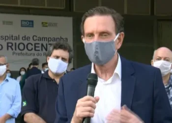 Crivella assina acordo que suspende cobrança de empréstimos consignados para os funcionários da prefeitura