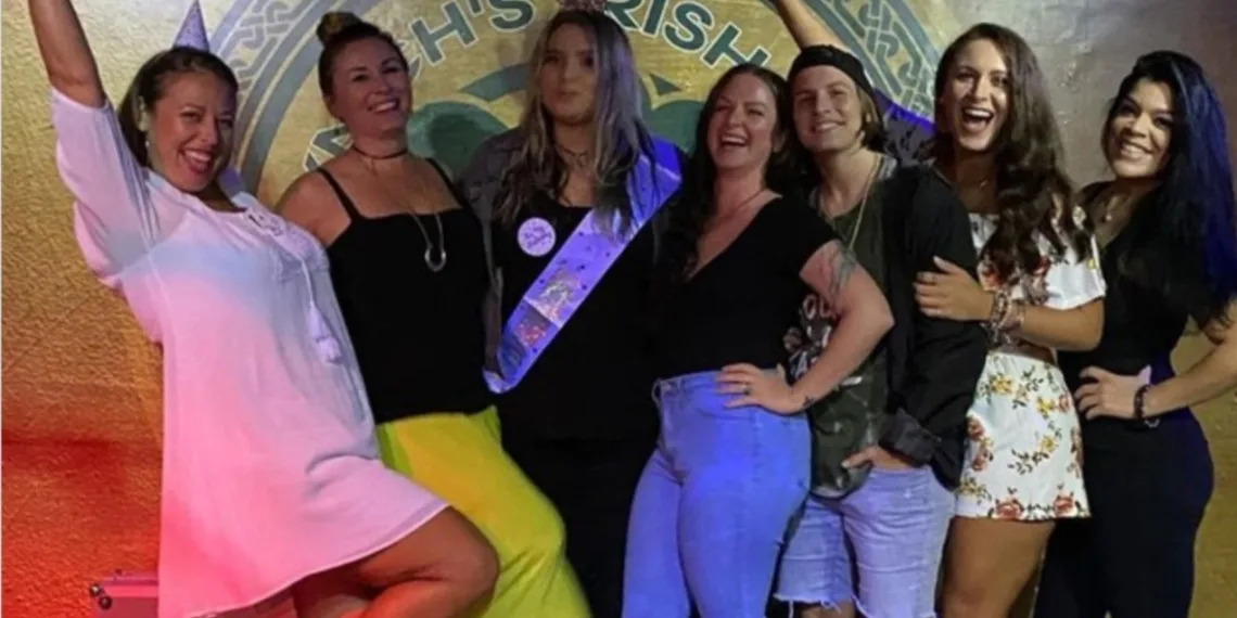 Sem máscaras, grupo celebra fim da quarentena em bar e 16 acabam infectados pelo coronavírus