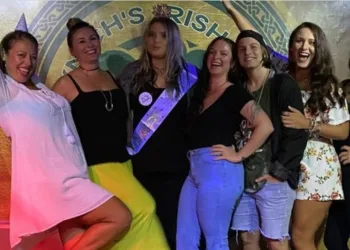 Sem máscaras, grupo celebra fim da quarentena em bar e 16 acabam infectados pelo coronavírus