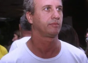 Surfista morre após ficar preso em rede de pesca enquanto surfava no RJ