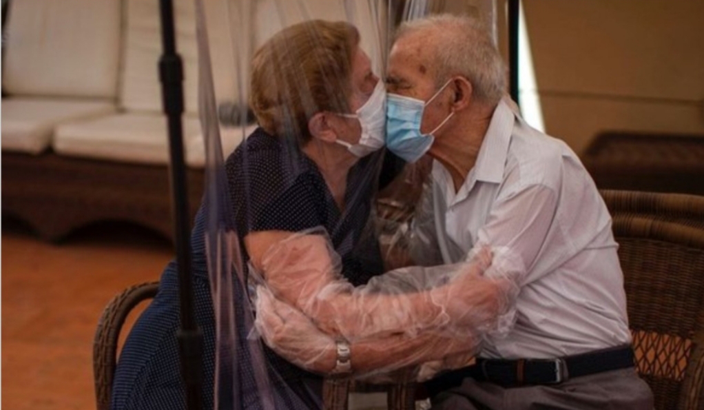 Amor em tempos de quarentena: casal usa cortina de plástico para se beijarem e emocionam