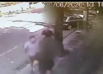 Homem é agredido após flagrar aglomeração e tirar foto no Rio