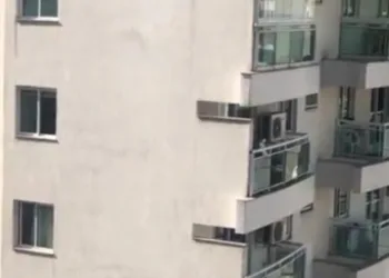 Homem empurra mulher do 12º andar de prédio no Rio  e se joga logo em seguida