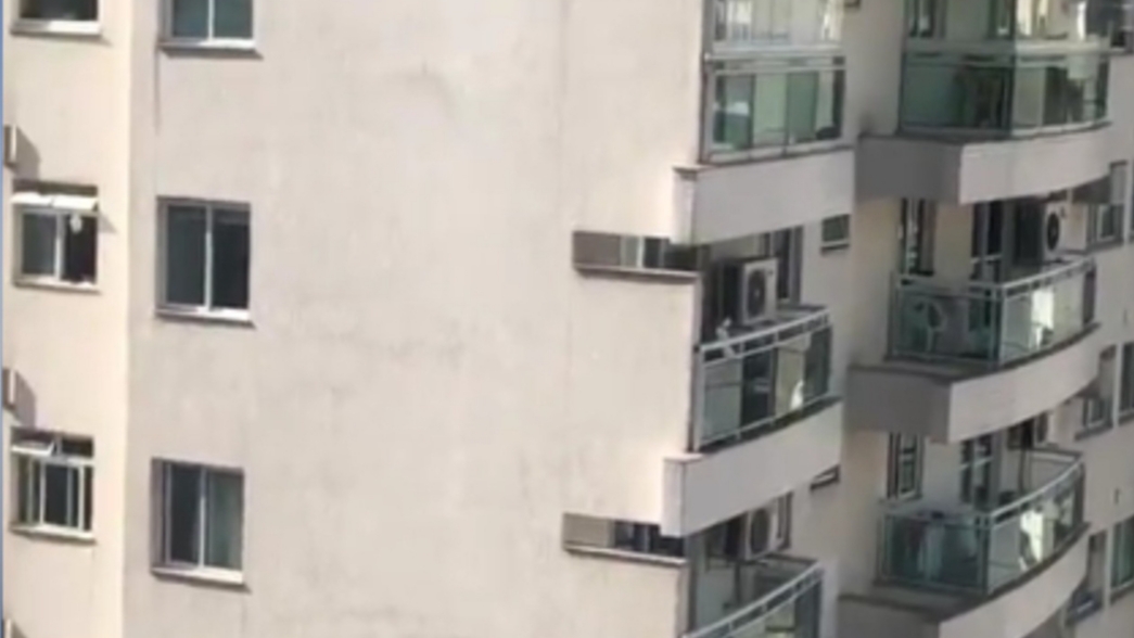 Homem empurra mulher do 12º andar de prédio no Rio  e se joga logo em seguida