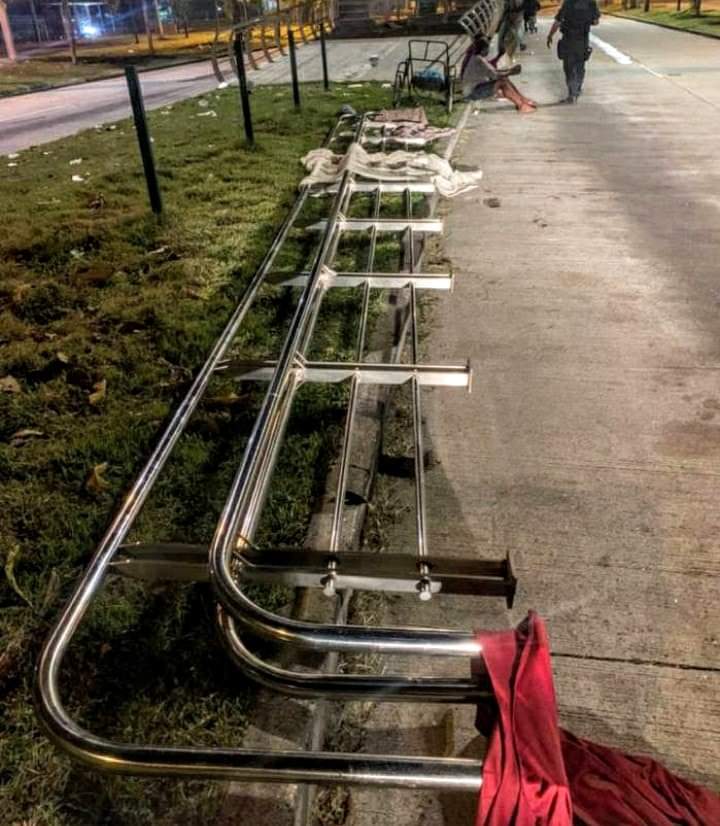 Dois Homens São Presos Por Furtarem Corrimão De 7 Metros Em Uma Estação De BRT.