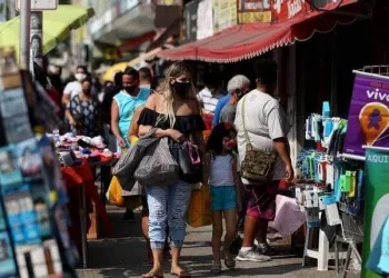PREFEITURA DO RIO LIBERA VOLTA ÀS RUAS DE 14 MIL CAMELÔS ENQUANTO A MAIOR PARTE SO COMÉRCIO SEGUE FECHADA