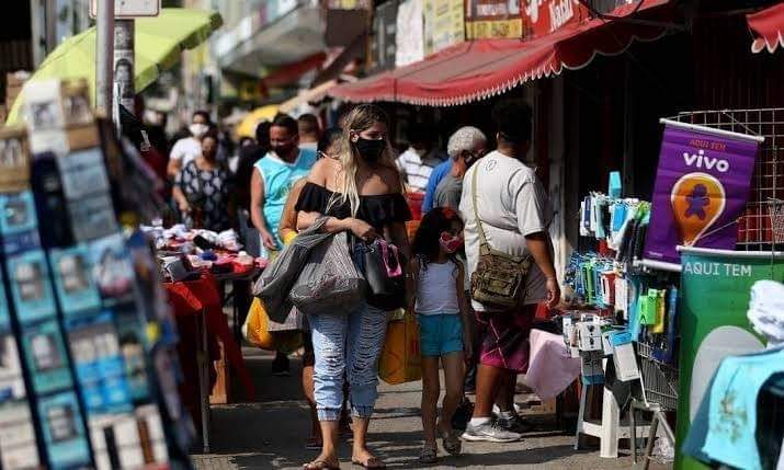 PREFEITURA DO RIO LIBERA VOLTA ÀS RUAS DE 14 MIL CAMELÔS ENQUANTO A MAIOR PARTE SO COMÉRCIO SEGUE FECHADA