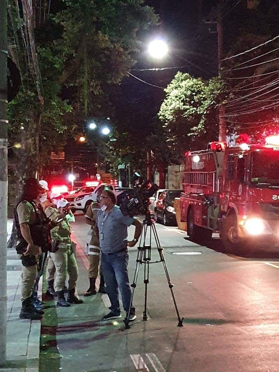 Casal morre ao cair de um prédio no Rio