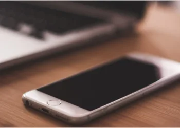Grávida mata o marido a facadas por causa de celular; ela chegou a ser agredida