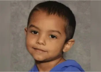 Menino de 6 anos é trancado no armário pelos pais e morre de fome