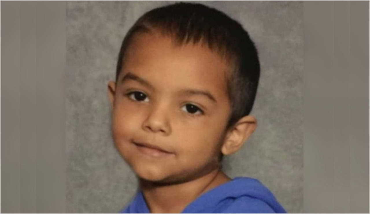 Menino de 6 anos é trancado no armário pelos pais e morre de fome