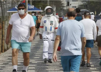 Rio tem domingo nublado, praias lotadas e até ‘astronauta’ em plena pandemia do coronavíru