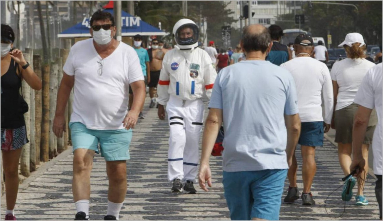 Rio tem domingo nublado, praias lotadas e até ‘astronauta’ em plena pandemia do coronavíru