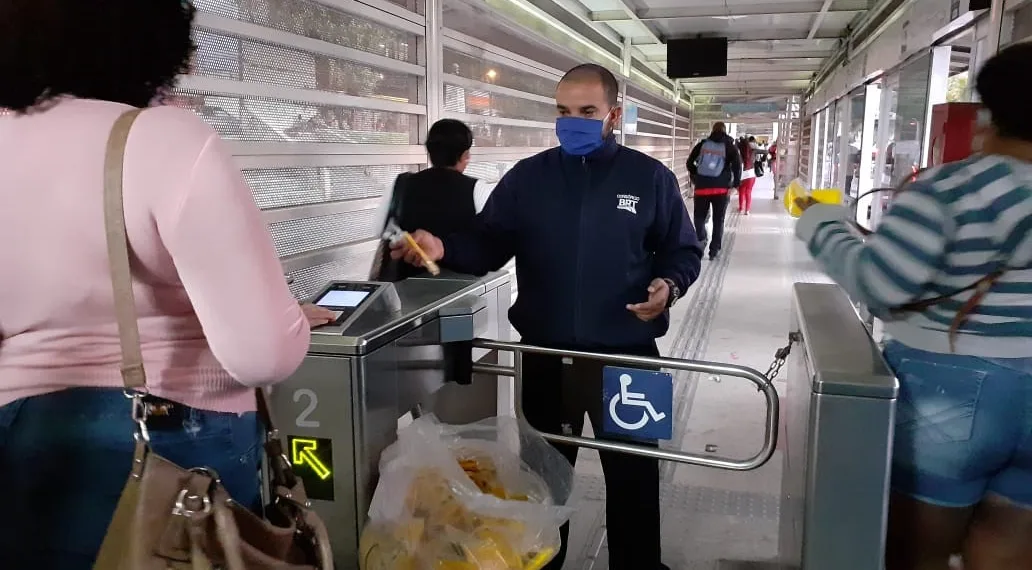 BRT Rio distribui 15 mil máscaras nas estações Santa Cruz, Mato Alto, Pingo D’Água e Terminal Alvorada