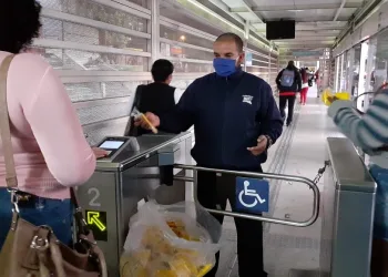 BRT Rio distribui 15 mil máscaras nas estações Santa Cruz, Mato Alto, Pingo D’Água e Terminal Alvorada