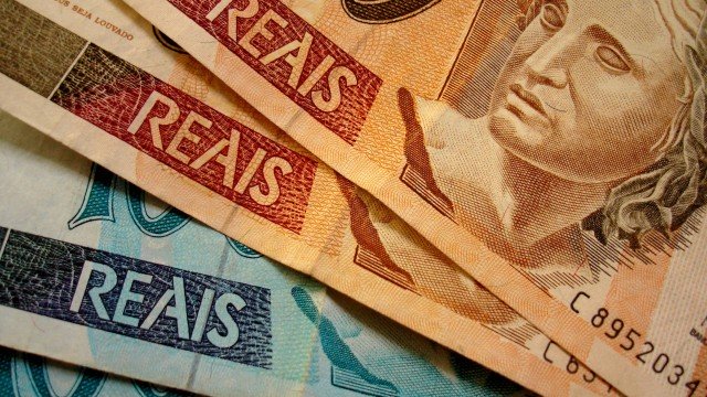 Após seis meses, é sancionada lei que estabelece salário mínimo em 2020