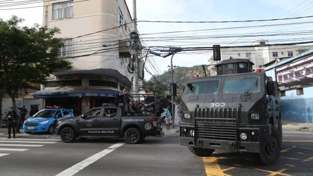 Polícia Militar volta ao Complexo da Serrinha para operação após morte de tenente na região