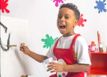 Menino de 7 anos morre após ser baleado na porta de casa