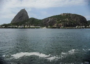 Homem invade balsa na Baía de Guanabara e ameaça tripulantes com objeto cortante